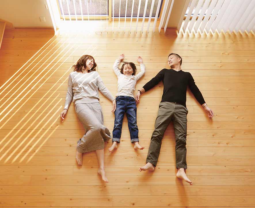 所沢市の自然素材×全館空調WELL+注文住宅リビングの写真