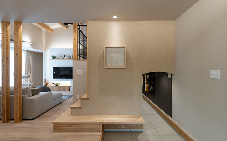 WELL+ 1.5階建て平屋モデルハウスのリビングと段差を活用した空間