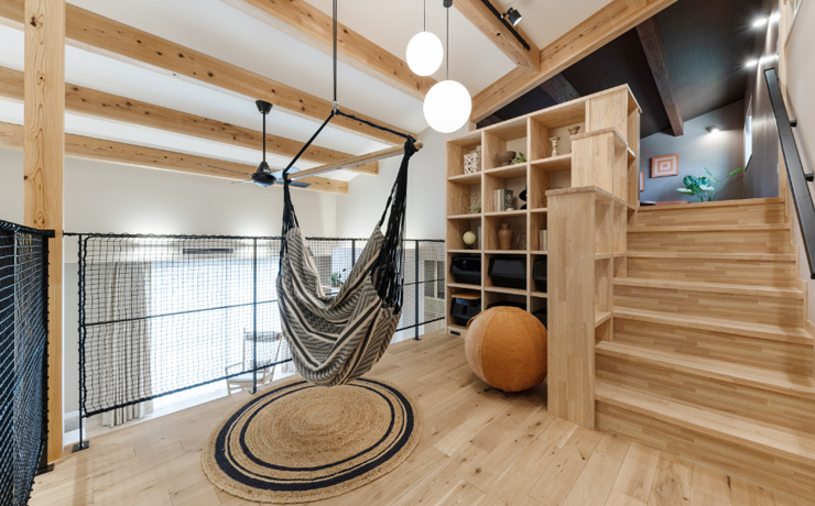 WELL+ 1.5階建て平屋モデルハウスのハンモックがあるスキップフロア