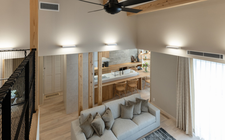 WELL+ 1.5階建て平屋モデルハウスの上階から見た開放的なリビング
