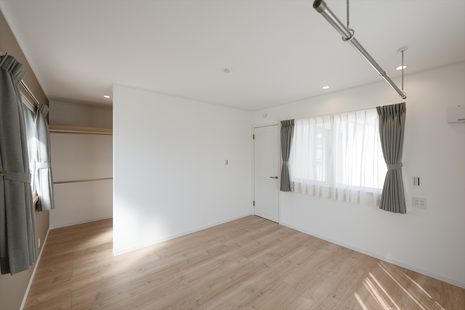 ウォークインクローゼットと室内物干しを一体で計画した二世帯住宅の主寝室