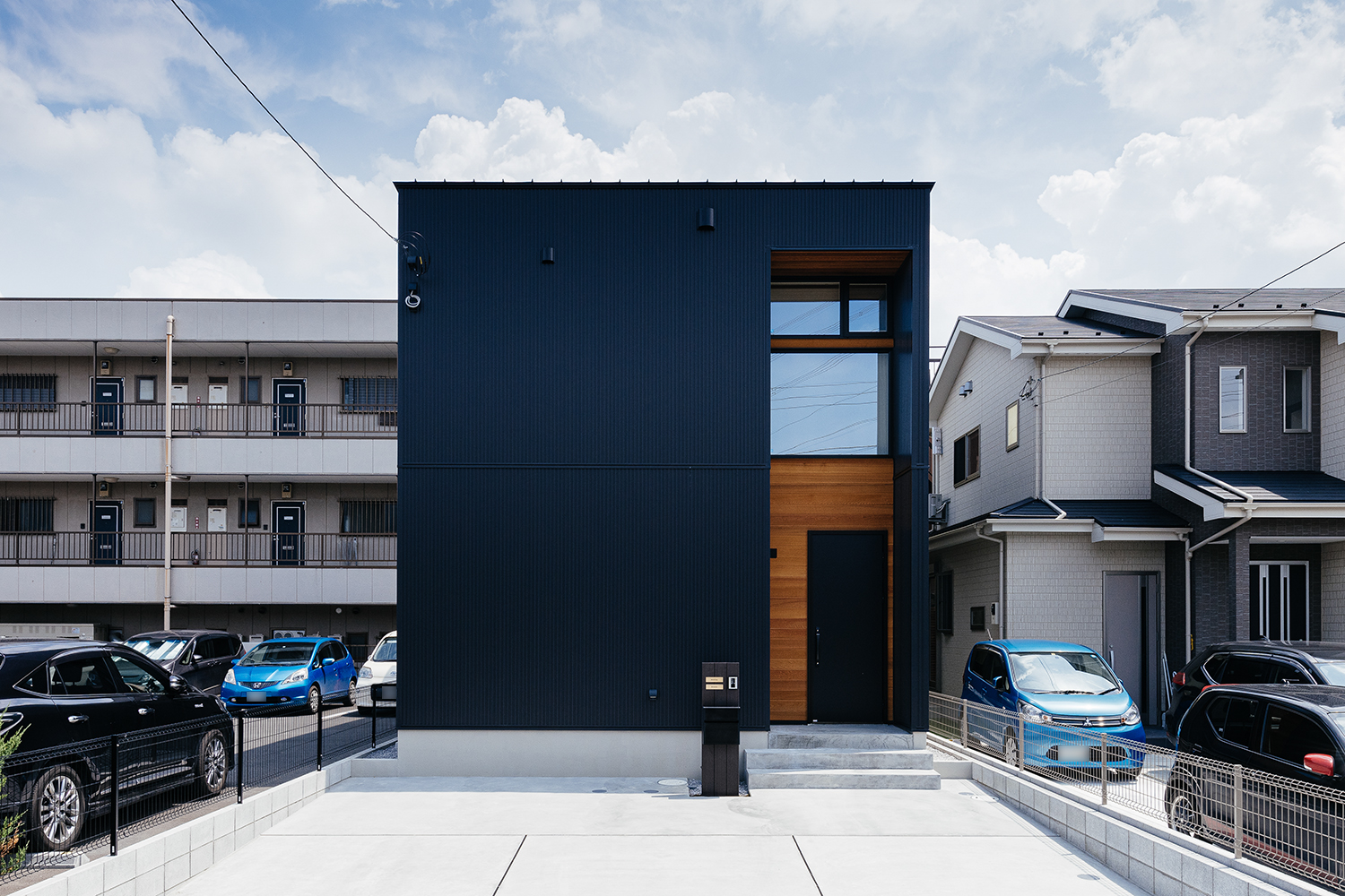 黒いガルバリウム鋼板と木目を組み合わせたモダンなキューブ型外観｜狭山市 注文住宅 R+house M様邸