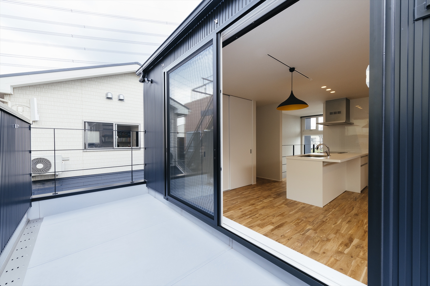 LDKとつながる広々としたインナーバルコニーと大きな窓｜狭山市 注文住宅 R+house アールプラスハウス