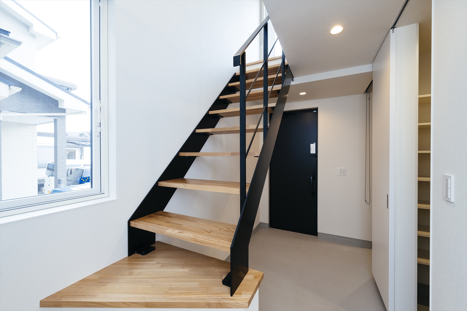玄関近くのスリット階段で空間に圧迫感を与えない設計｜狭山市 注文住宅 R+house
