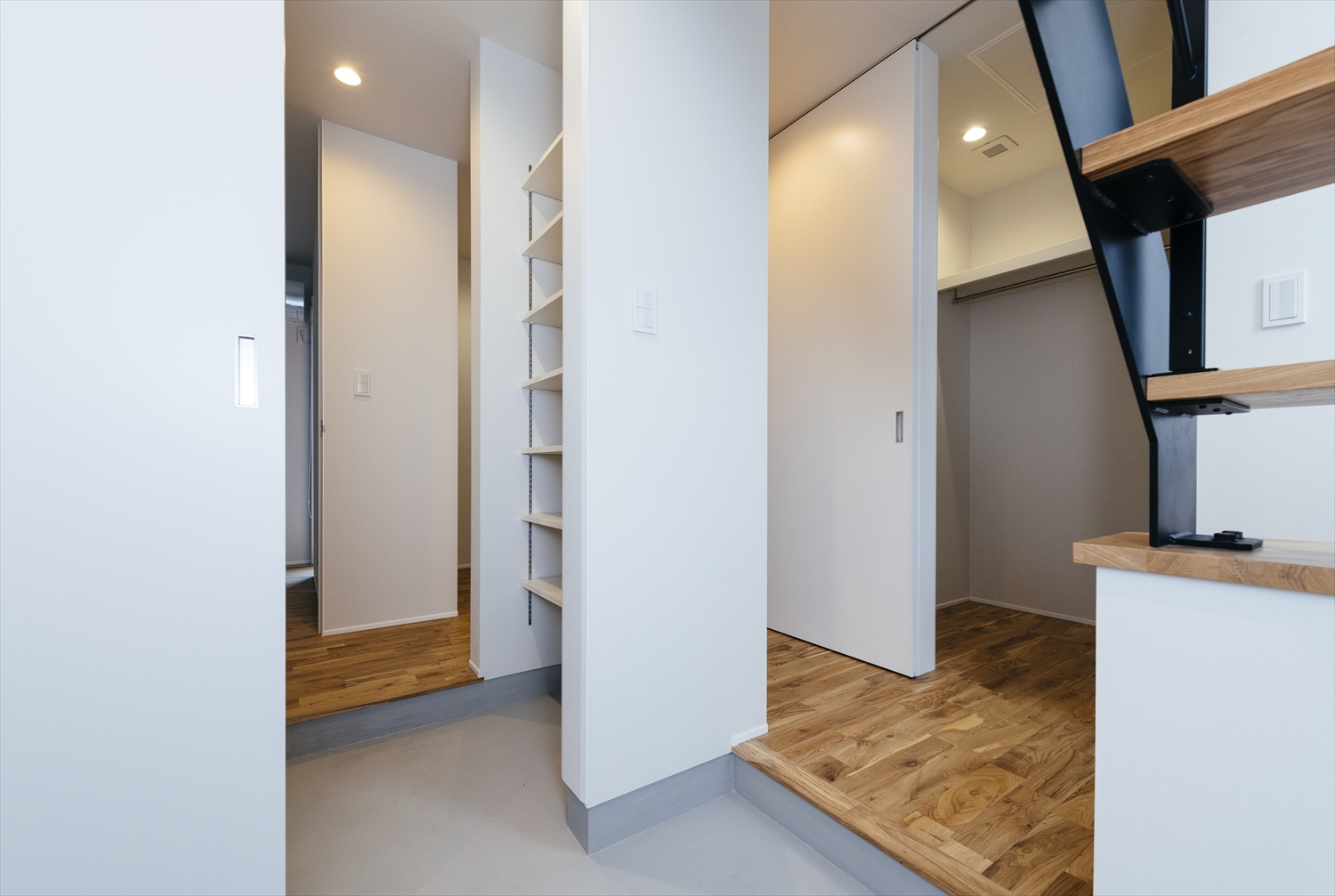 玄関2way動線と趣味道具を置ける部屋のある間取り｜実用性とデザインを兼ね備えた外観入口｜狭山市 注文住宅