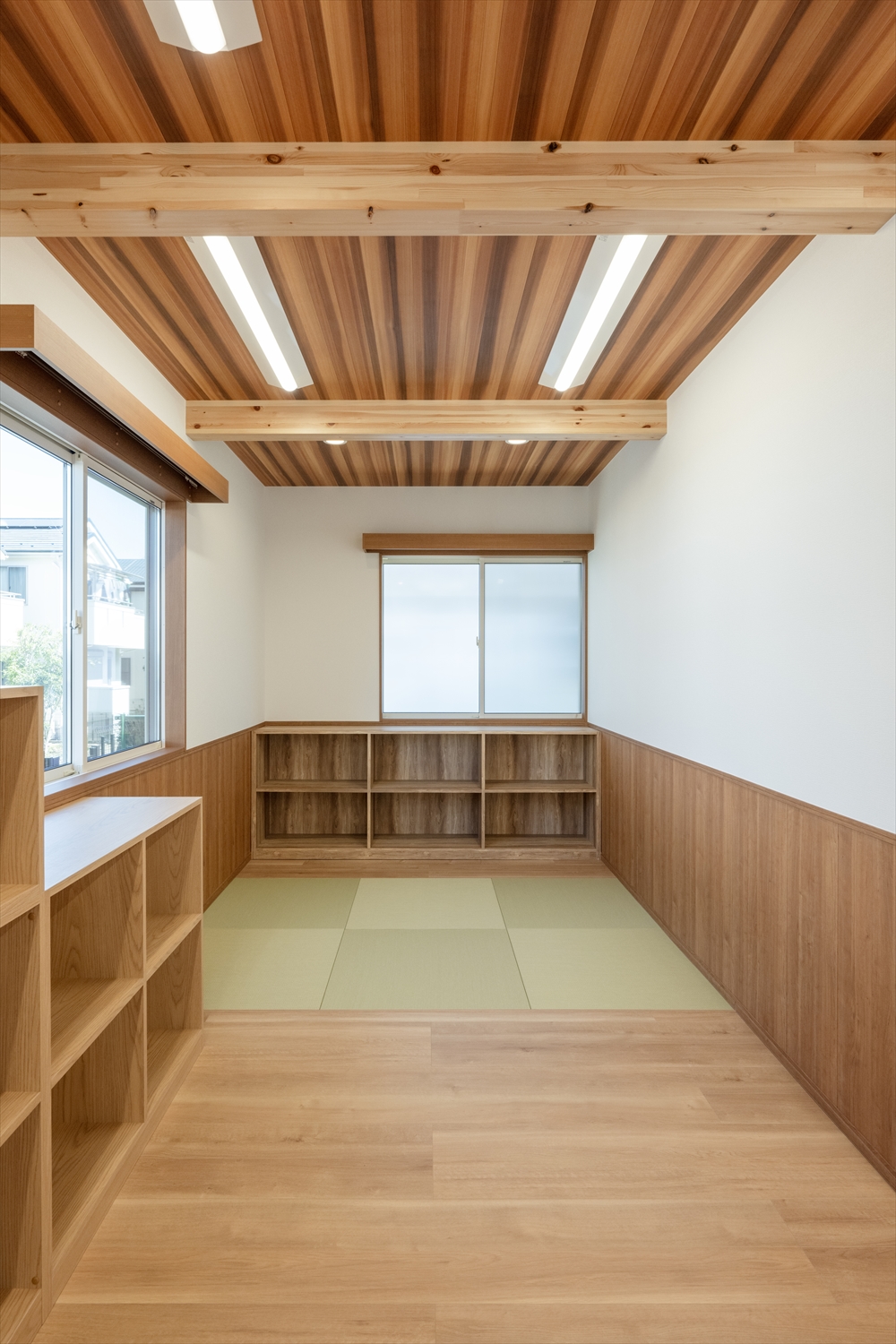学童クラブ内の畳コーナー。落ち着いた内装デザイン。