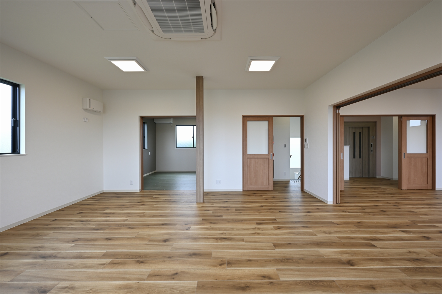 2階ホールと作業室の連続空間（みのり福祉会ワークアップさやま）