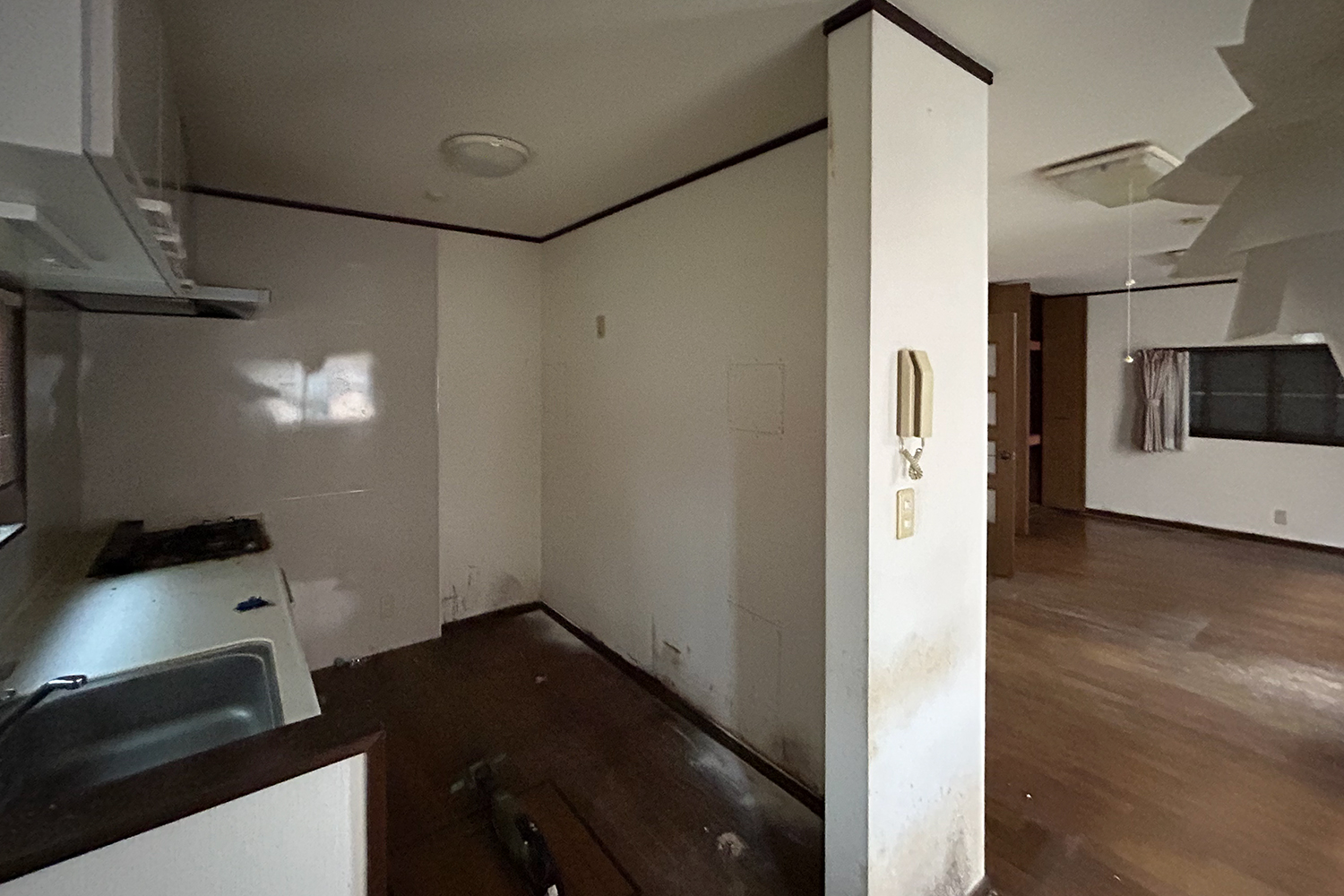 リフォーム前の壁と柱に囲まれた独立キッチン。通路が細く、リビングや水まわりへの動線が限られていた