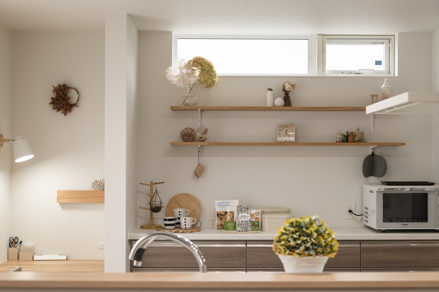 入間市 注文住宅 R+house｜高窓×オープン棚で明るく見せるキッチン／カウンター越しにLDKを見渡せる家事動線