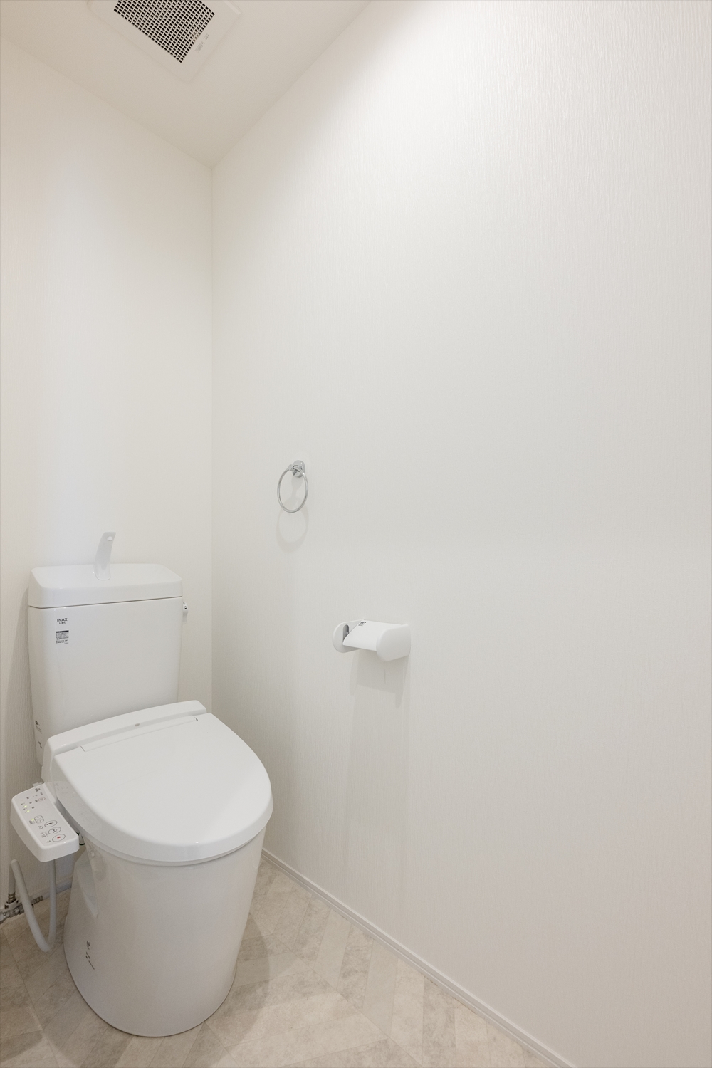 清潔感のあるトイレ空間・シンプルな設備構成（ピュアフロンティア）