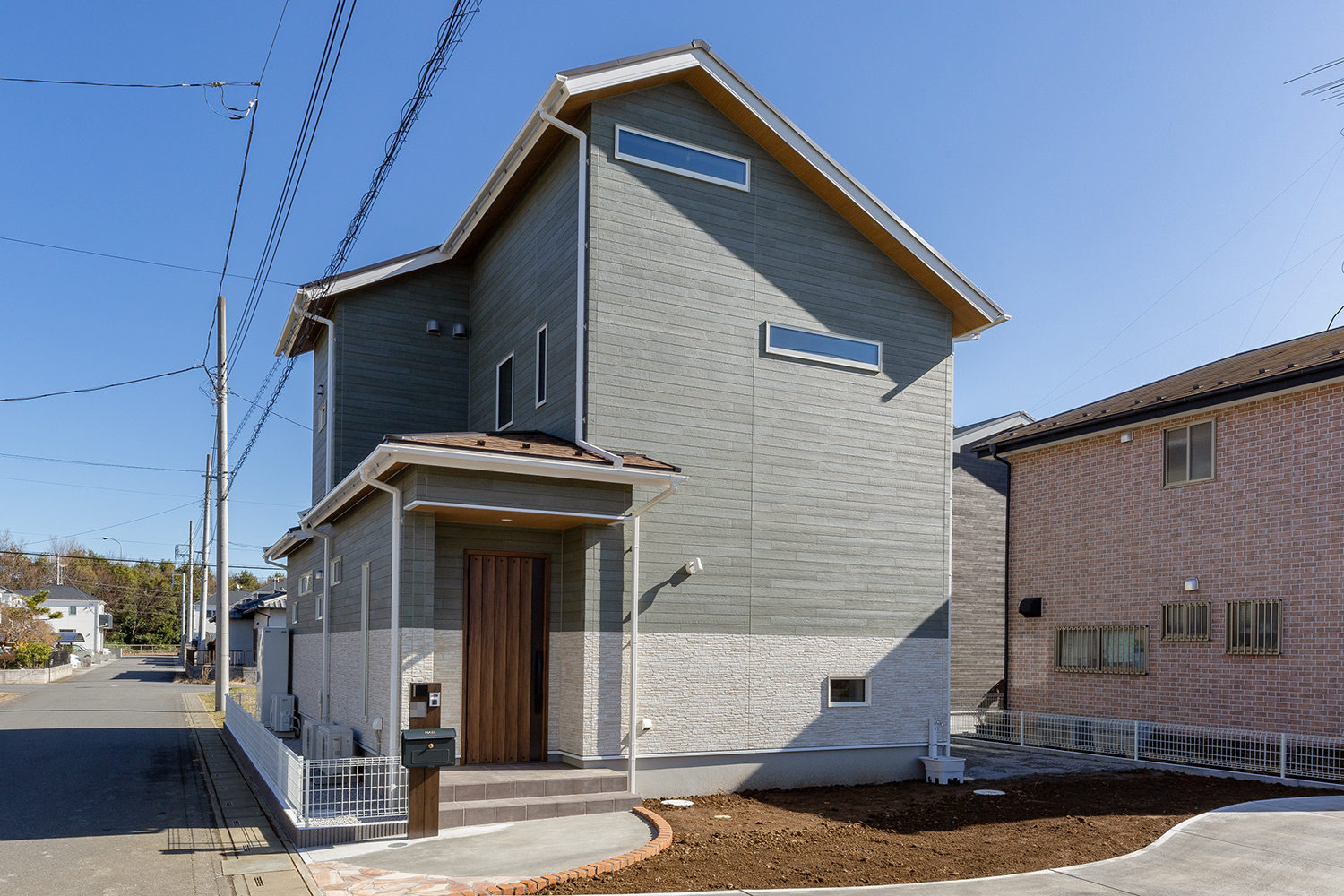 グレーとホワイトのツートン外観が印象的な二階建て住宅／シンプルモダンデザインの注文住宅