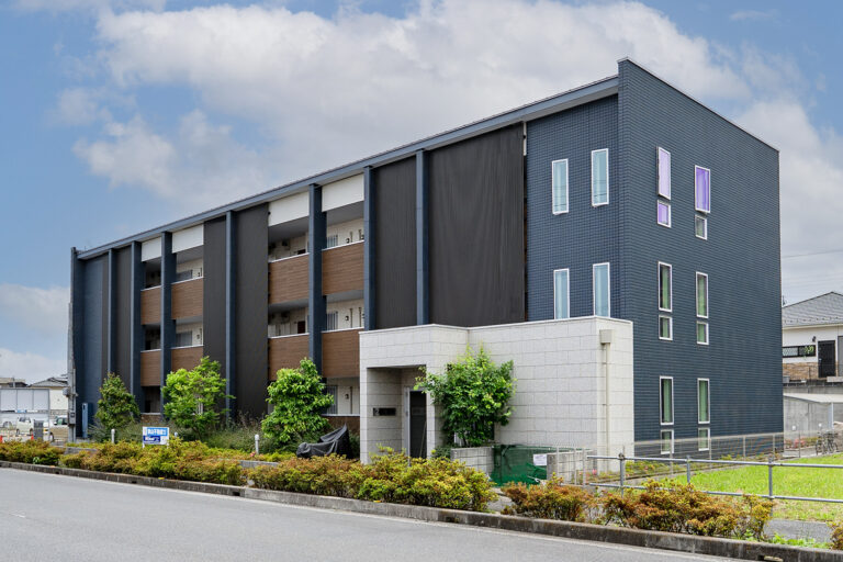 【狭山市アパート建築】現代的デザインと快適性を兼ね備えた「YAK祇園」