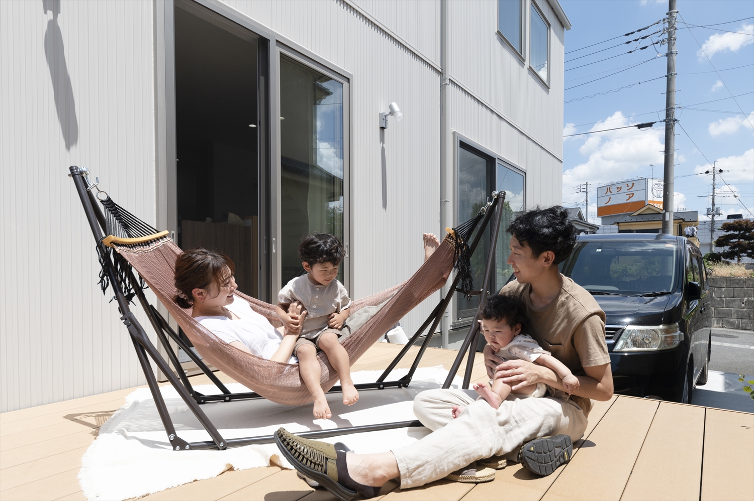 大きな掃き出し窓でウッドデッキと内外がつながる、光と影のアクセントが美しい庭との繋がりを感じさせる窓辺