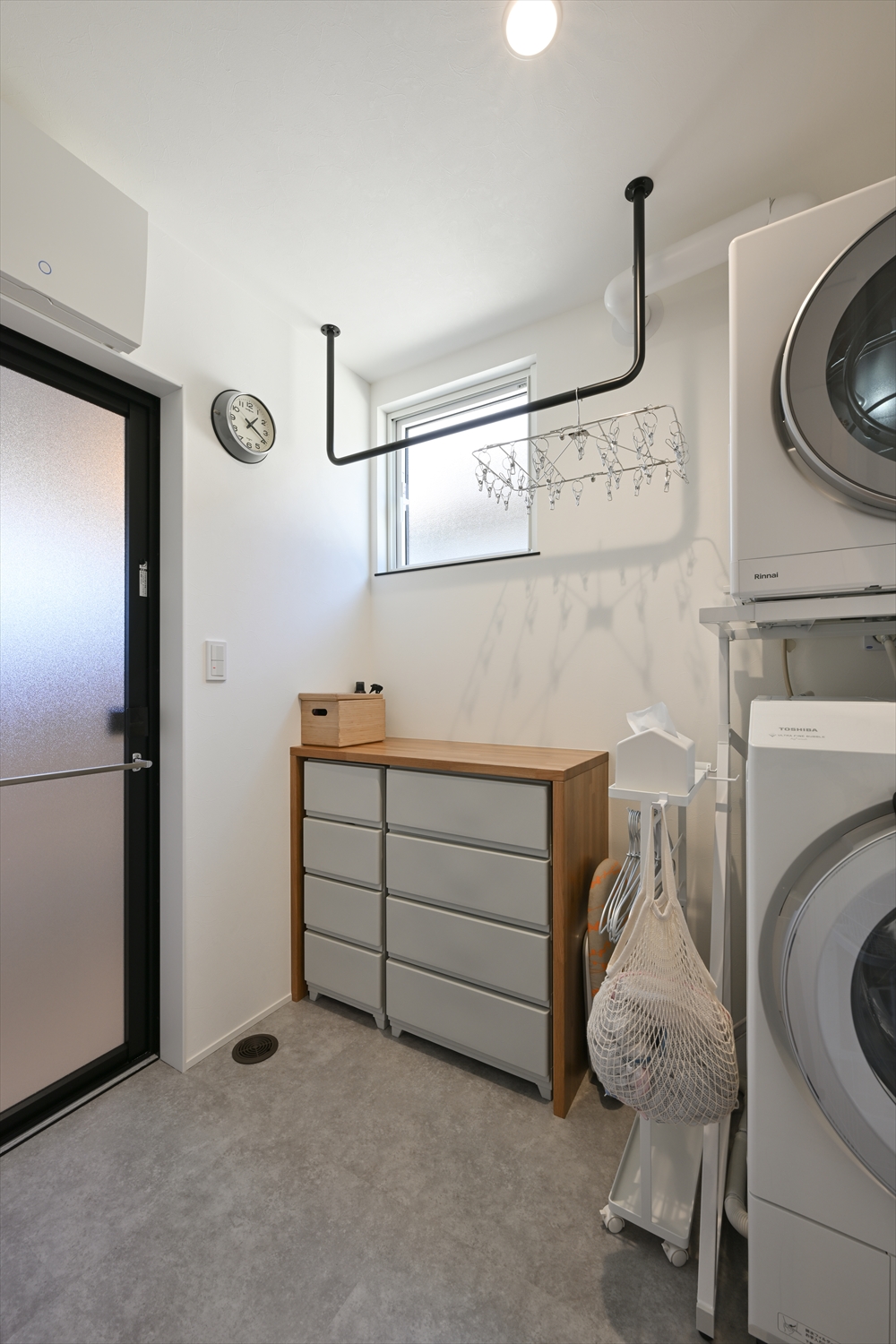 ランドリールームと室内物干しを備えたR+houseの平屋注文住宅、家事ラク動線を実現