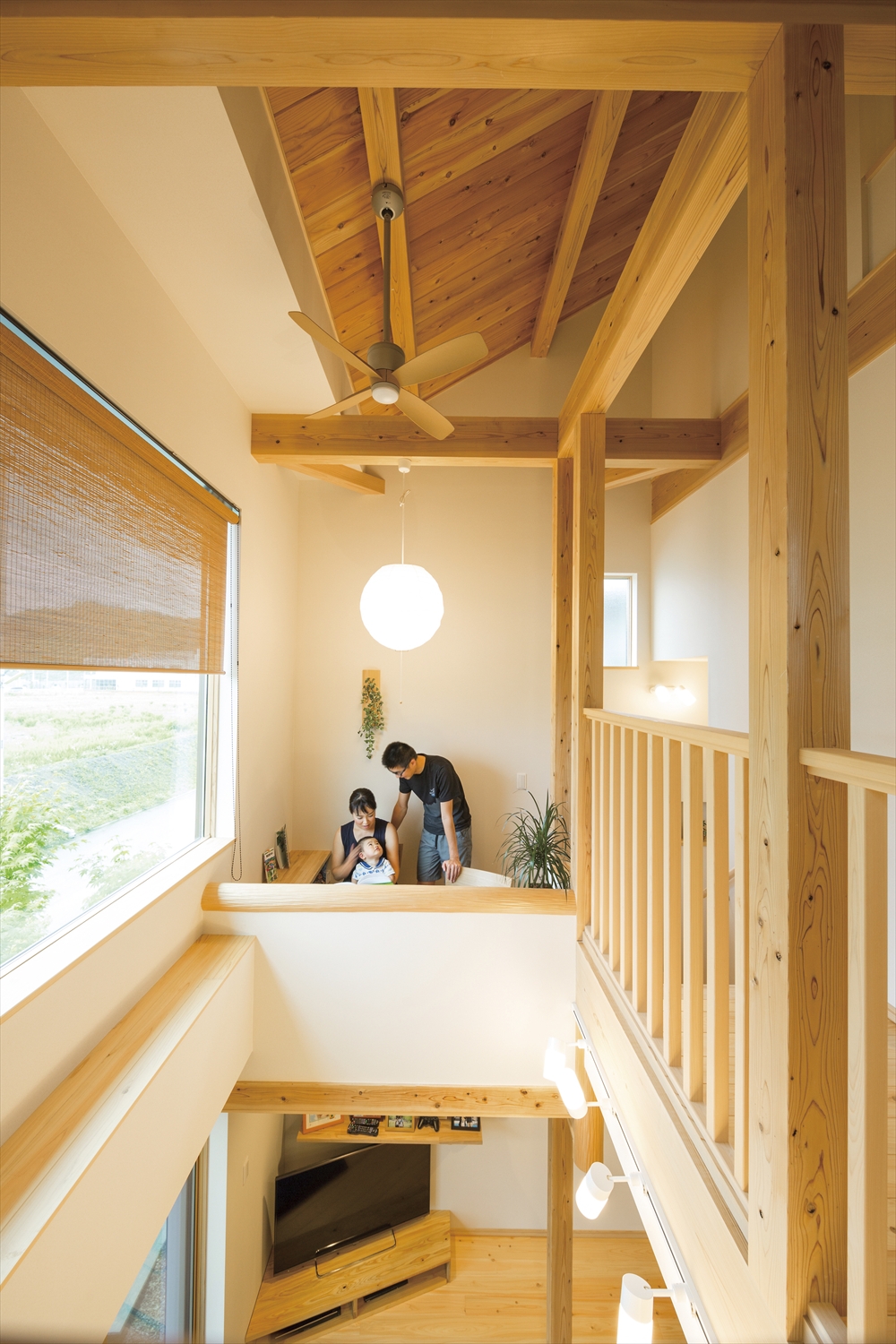 WELL+施工事例｜吹き抜けに面したスキップフロアのスタディコーナーで家族がつながる住まい