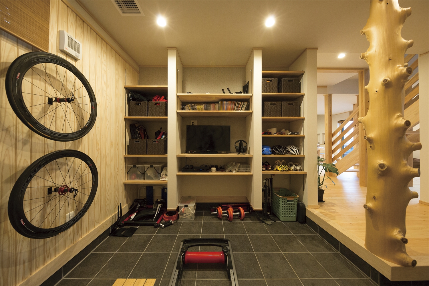 WELL+注文住宅の玄関土間｜ロードバイクを壁掛け収納できる趣味空間 埼玉県飯能市W様