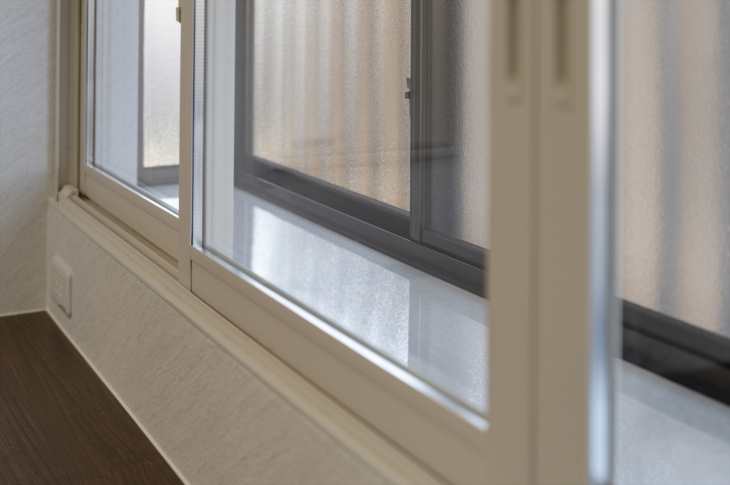 狭山市の和モダンリフォームで設置した内窓。二重サッシで断熱性と防音性を高めた窓まわり