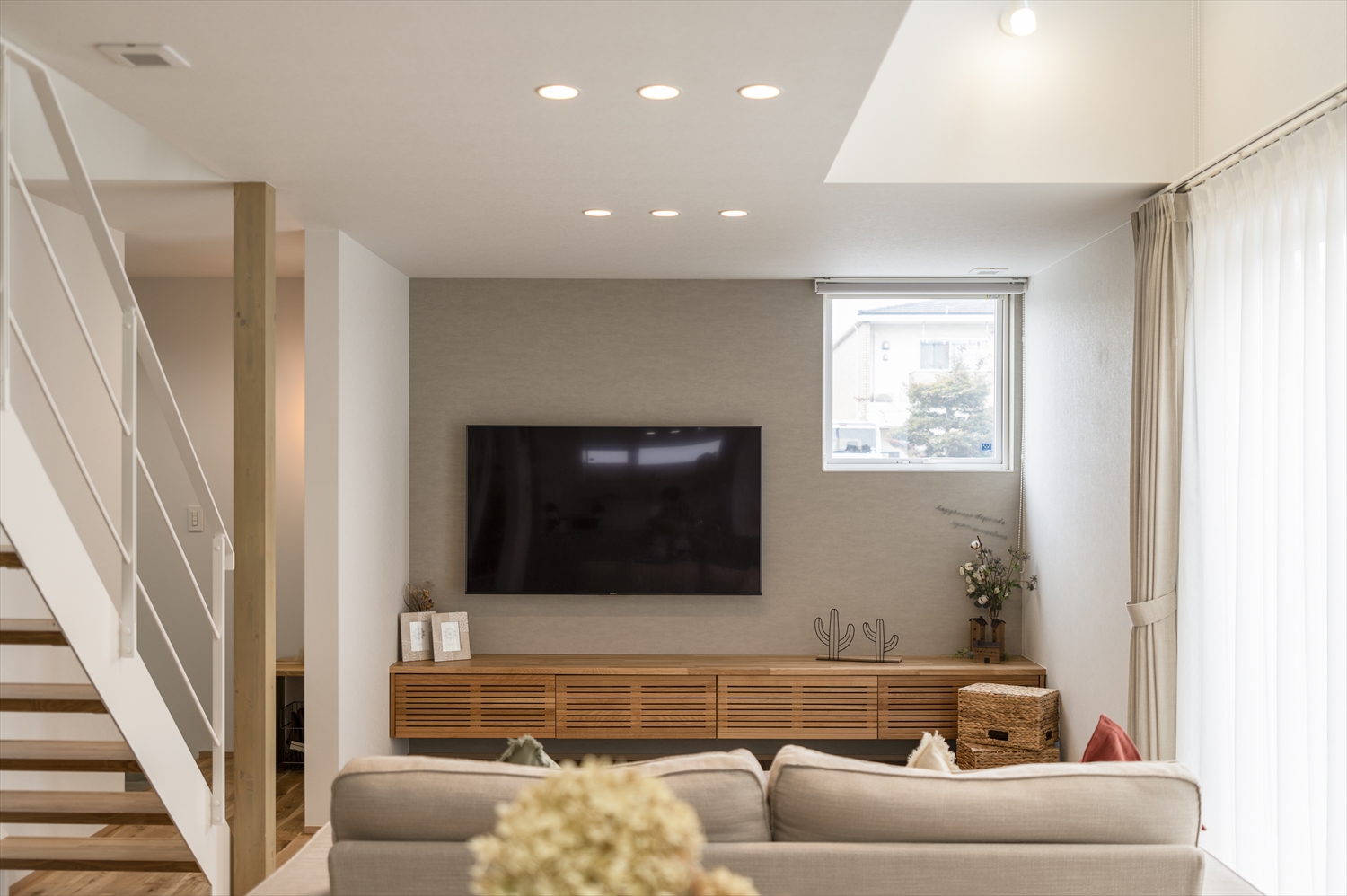 入間市の注文住宅 R+house｜高窓の光が届く明るいリビングとフロートテレビボード、スケルトン階段のあるLDK