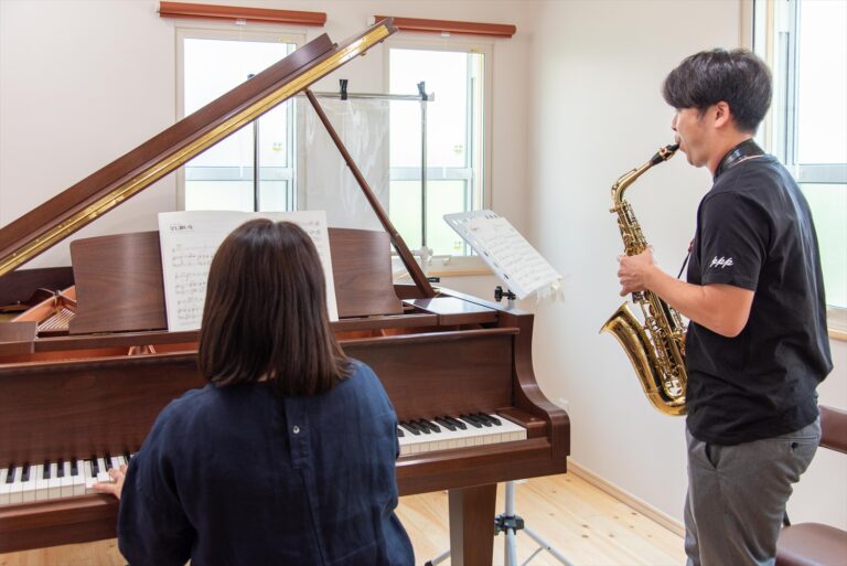 音楽と暮らす注文住宅｜吹き抜けリビングと趣味を楽しむWELL+の家【飯能市 S様邸】