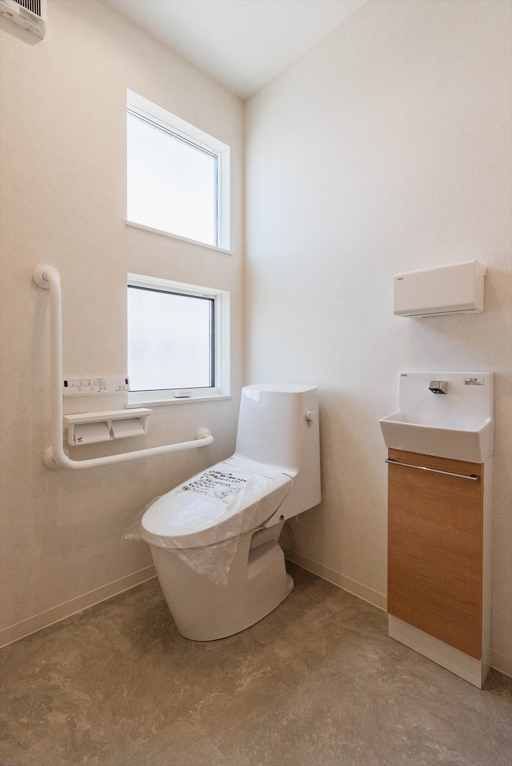 バリアフリー仕様のトイレ空間