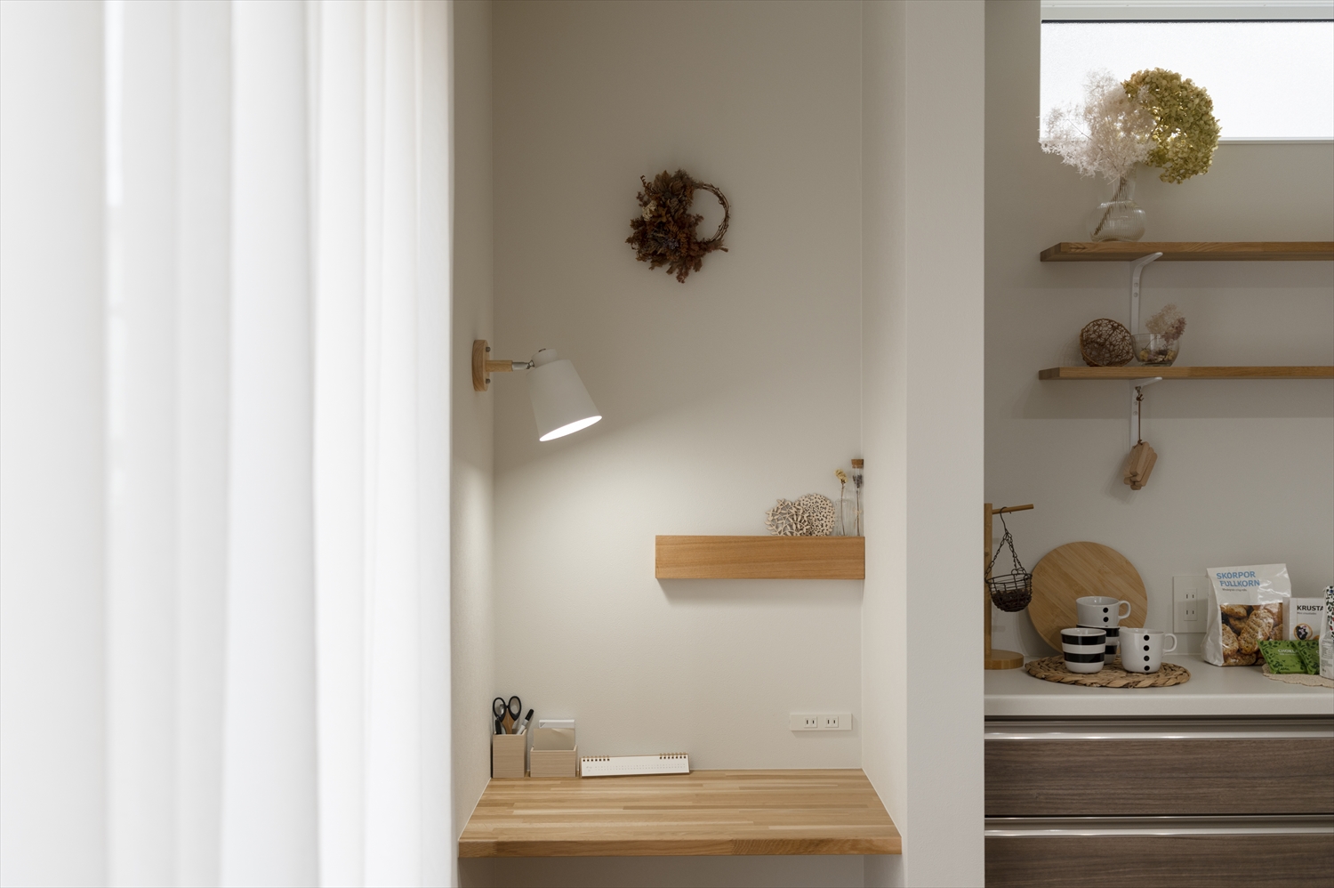 入間市 注文住宅 R+house｜キッチンサイドのワークスペース（家事デスク）／コンパクトなスタディコーナー