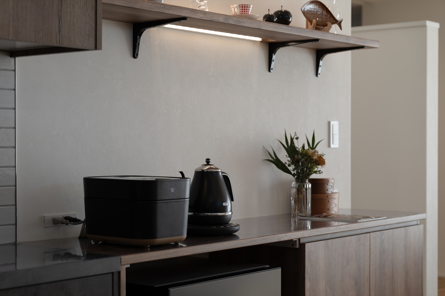 キッチン背面収納と家電を美しく配置したR+houseの平屋注文住宅のインテリア