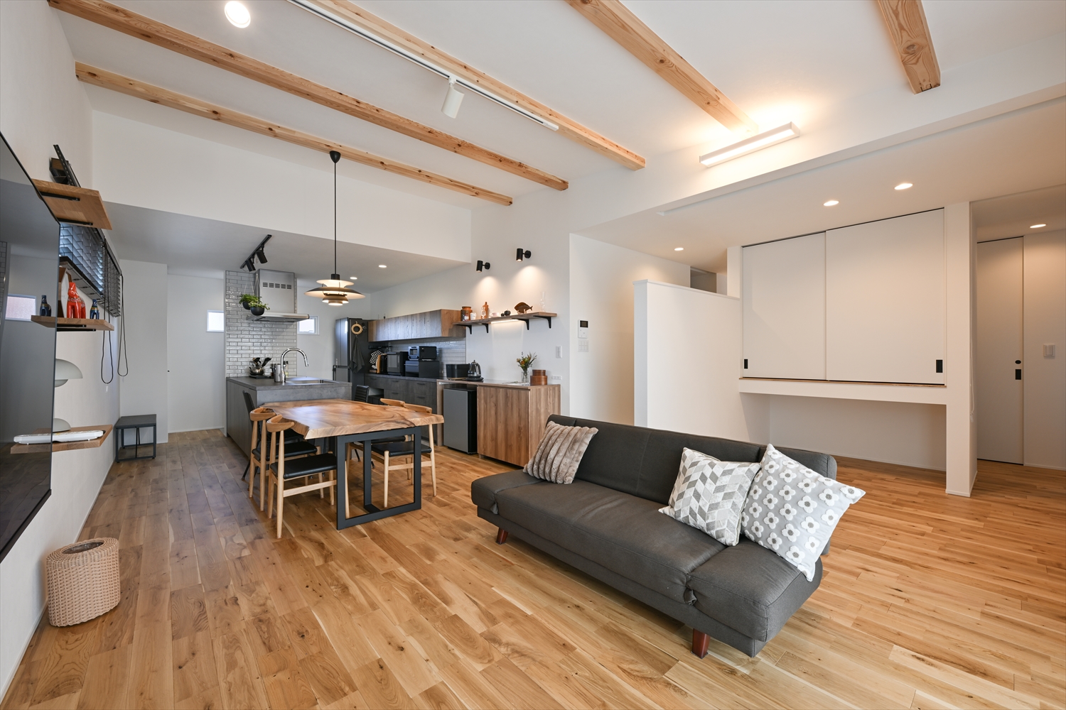 平屋の開放的なLDK、無垢床とダイニングテーブルが調和するR+houseの注文住宅