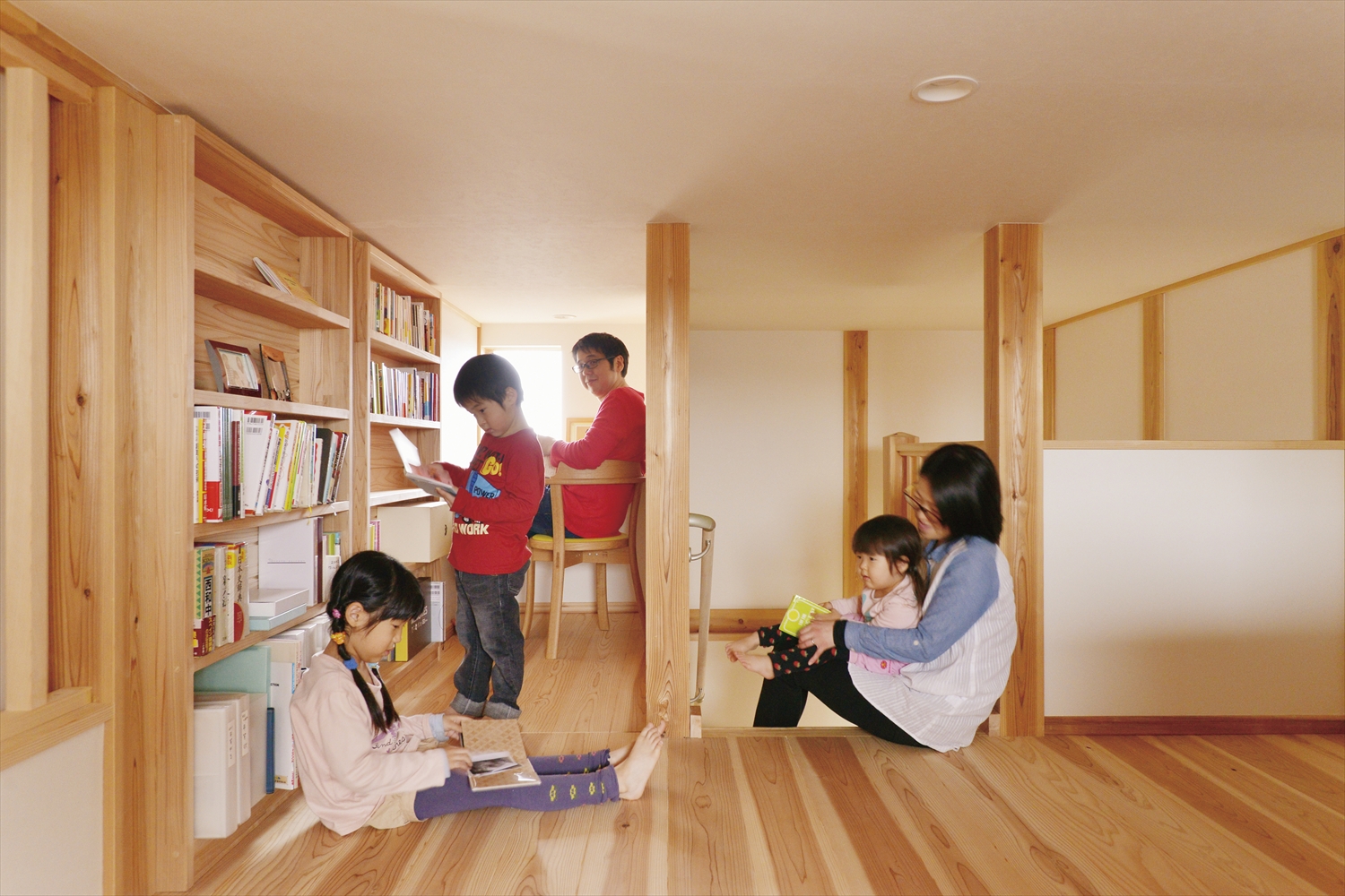 本棚、とご主人の書斎がある広いロフト空間、屋根裏でも快適な外張断熱・全館空調仕様