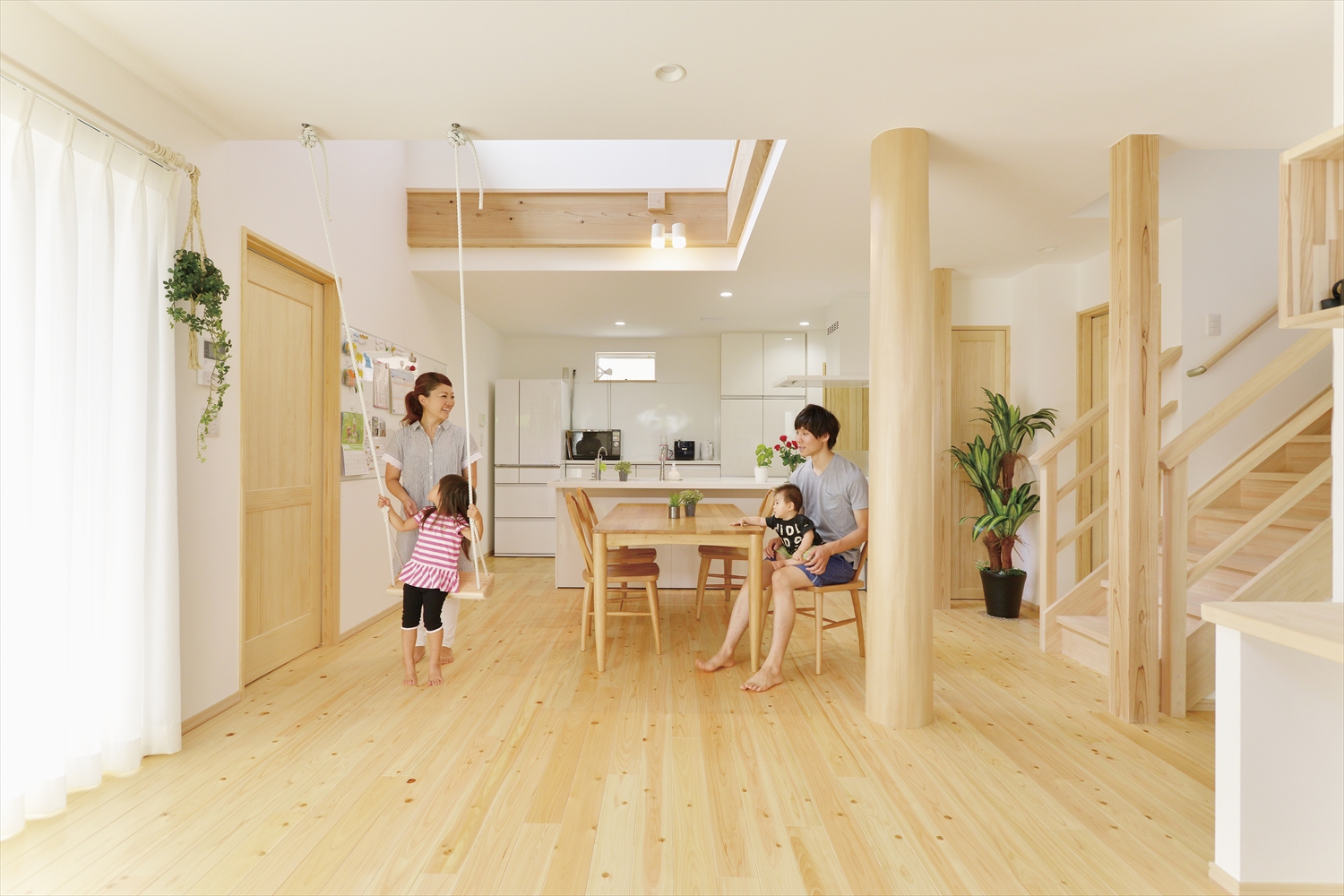 裸足で歩きたくなるヒノキ床の質感と木の香り、外張り断熱＋全館空調の住宅内部