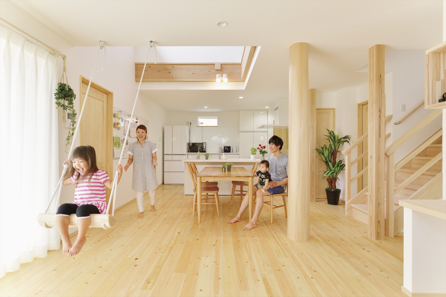 ヒノキ無垢床とサクラ無垢材の水まわりを含む、木のあたたかみのあるリビングダイニングの内装