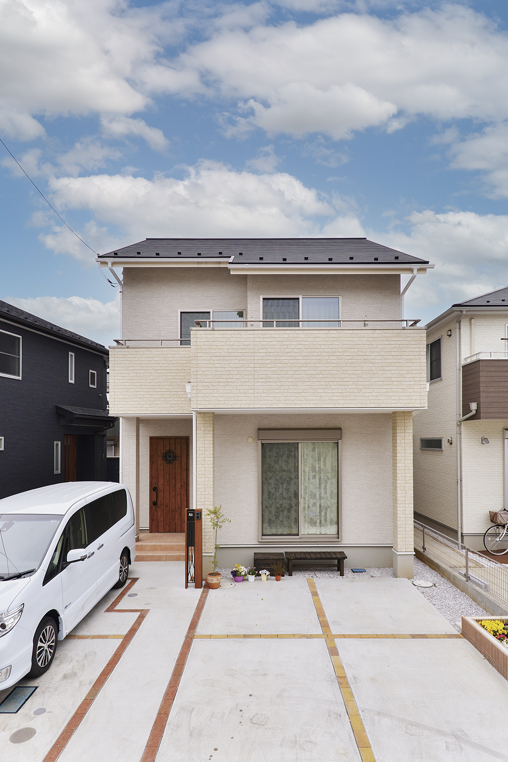自然素材とモダンデザインを調和させた所沢市の注文住宅の外観、シンプルながら温かみのあるファサード