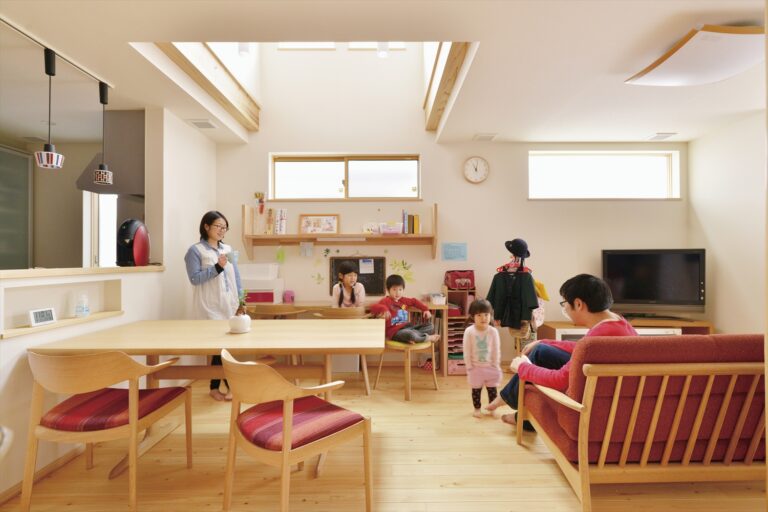 家族がつながる子育て世帯の注文住宅｜外張り断熱と全館空調で快適に暮らすWELL+の高気密高断熱住宅