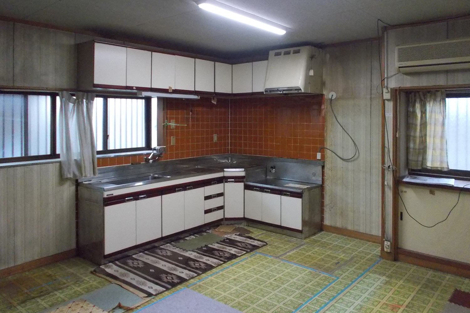 狭山市リノベーション前｜タイル壁とステンレス天板のL型キッチン