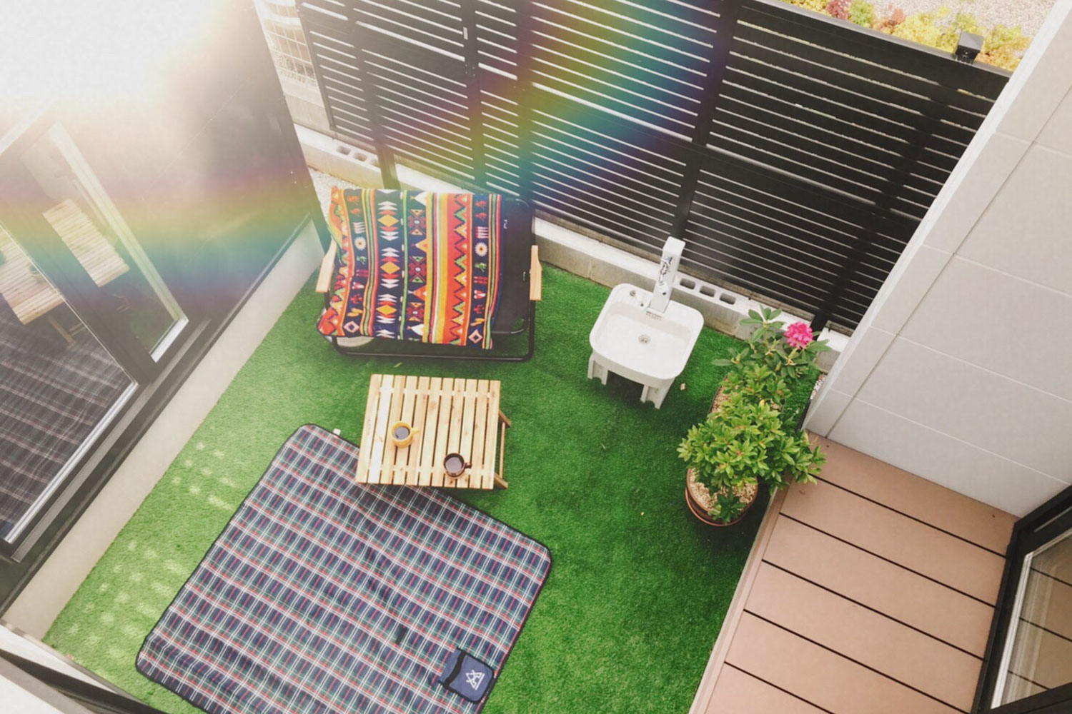 間口6.3mの敷地にコの字型の中庭のある家