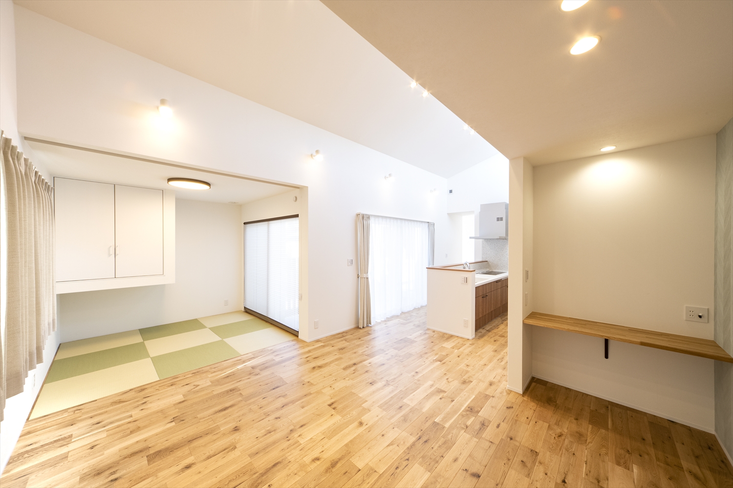川越市の注文住宅 R+house T邸 LDKと畳スペースをつなぐ琉球畳の和モダンな内観