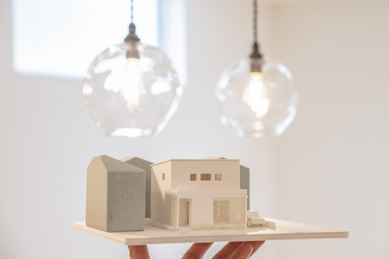 前庭と木製縦格子を取り入れたR+house和モダンの家｜入間市の注文住宅