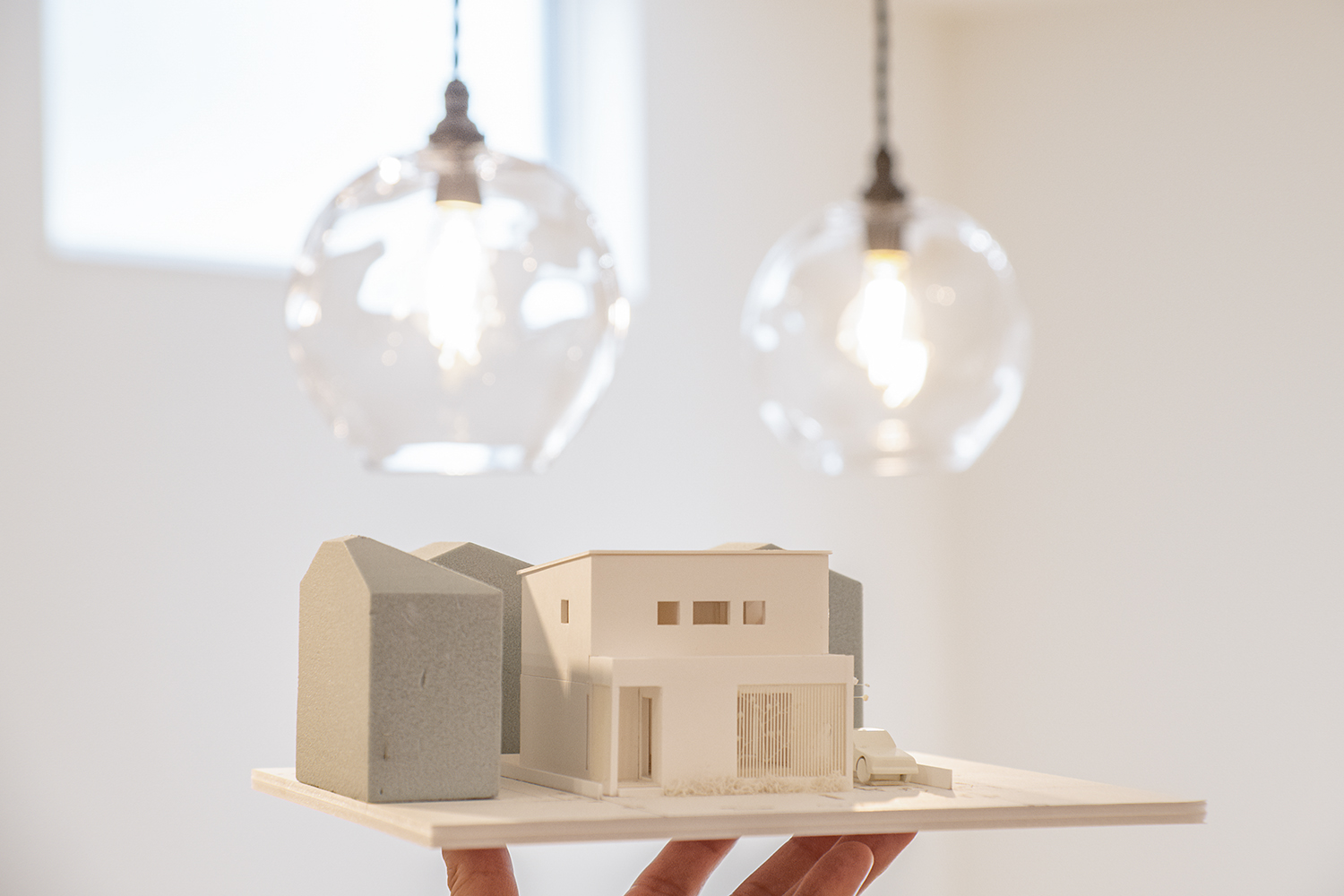 入間市の和モダン注文住宅-前庭と木製縦格子が特徴の外観模型