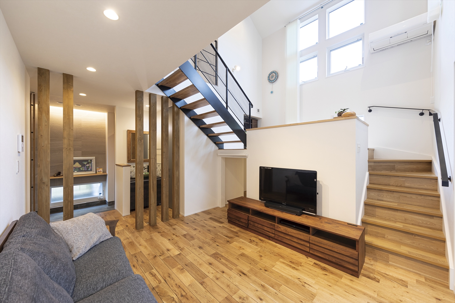 国分寺市のスキップフロアと大収納の家｜吹き抜けとウッドデッキ（UA0.47／C0.28）