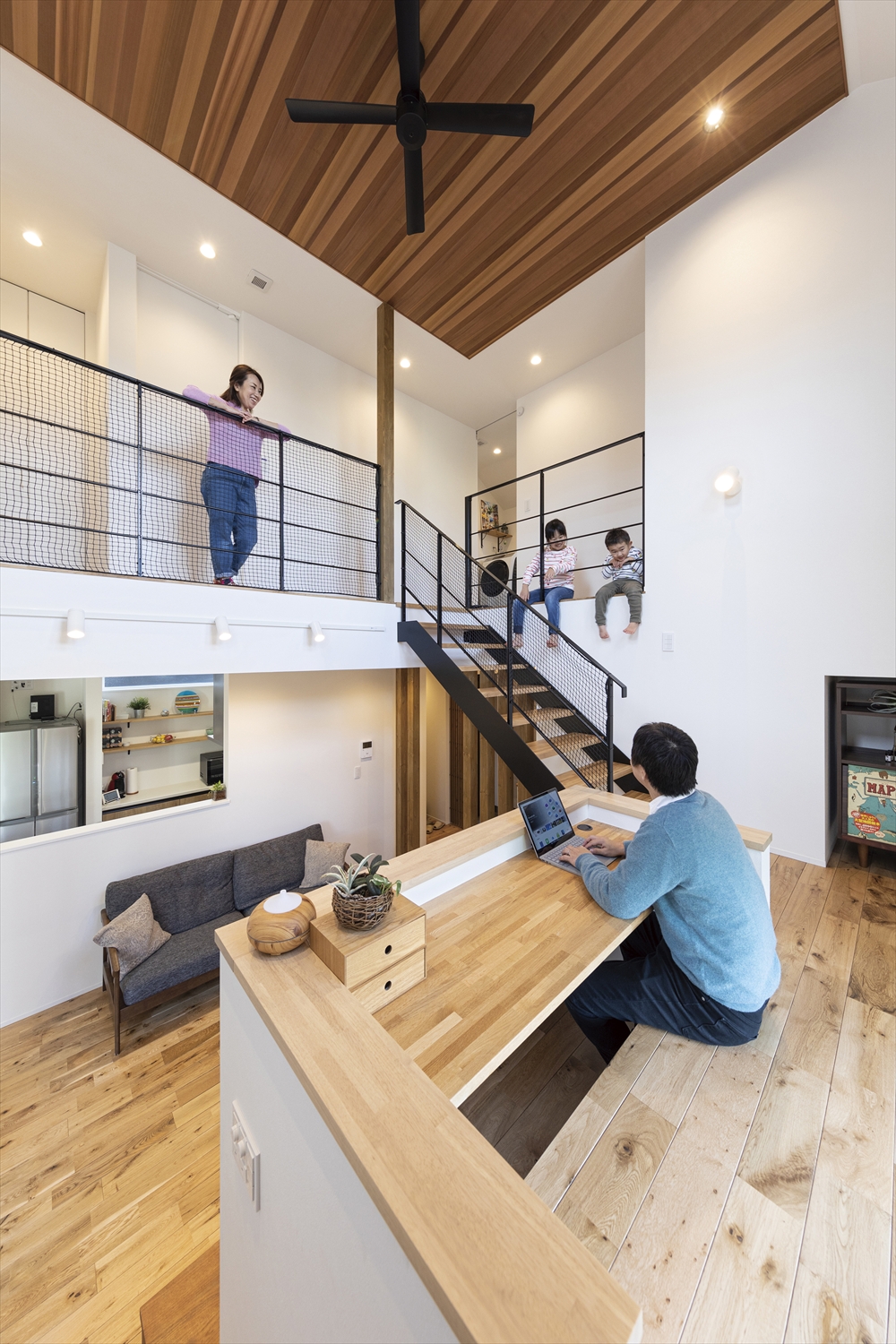 スキップフロアのスタディコーナー｜家族の気配が届く学習スペース