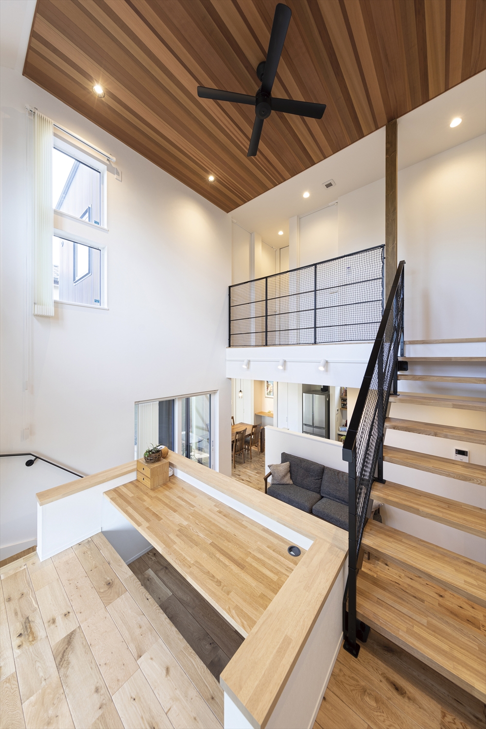 吹き抜け×スキップフロアのLDK｜レッドシダー天井とシーリングファン／スタディカウンター（UA0.47・C0.28）