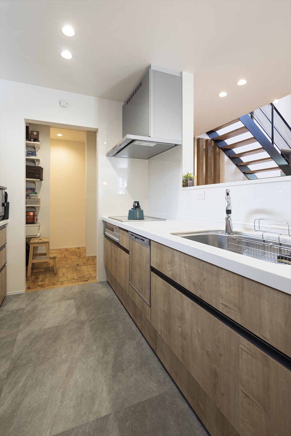 キッチン直結のパントリー｜2WAY動線と“見せない収納”（UA0.47・C0.28）