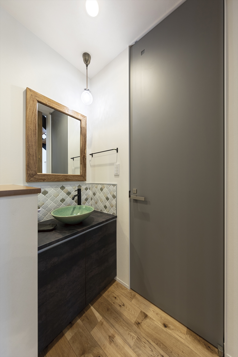 造作洗面（グリーンボウル×タイル）｜来客も使いやすい位置