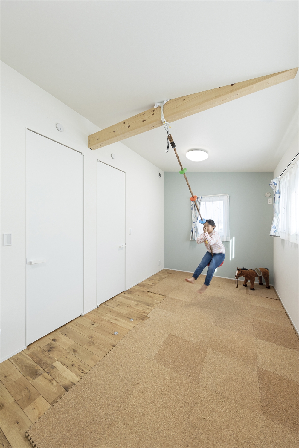 梁あらわしの子ども部屋｜室内ブランコ対応と可変プラン（将来2室）／採光窓（UA0.47・C0.28）