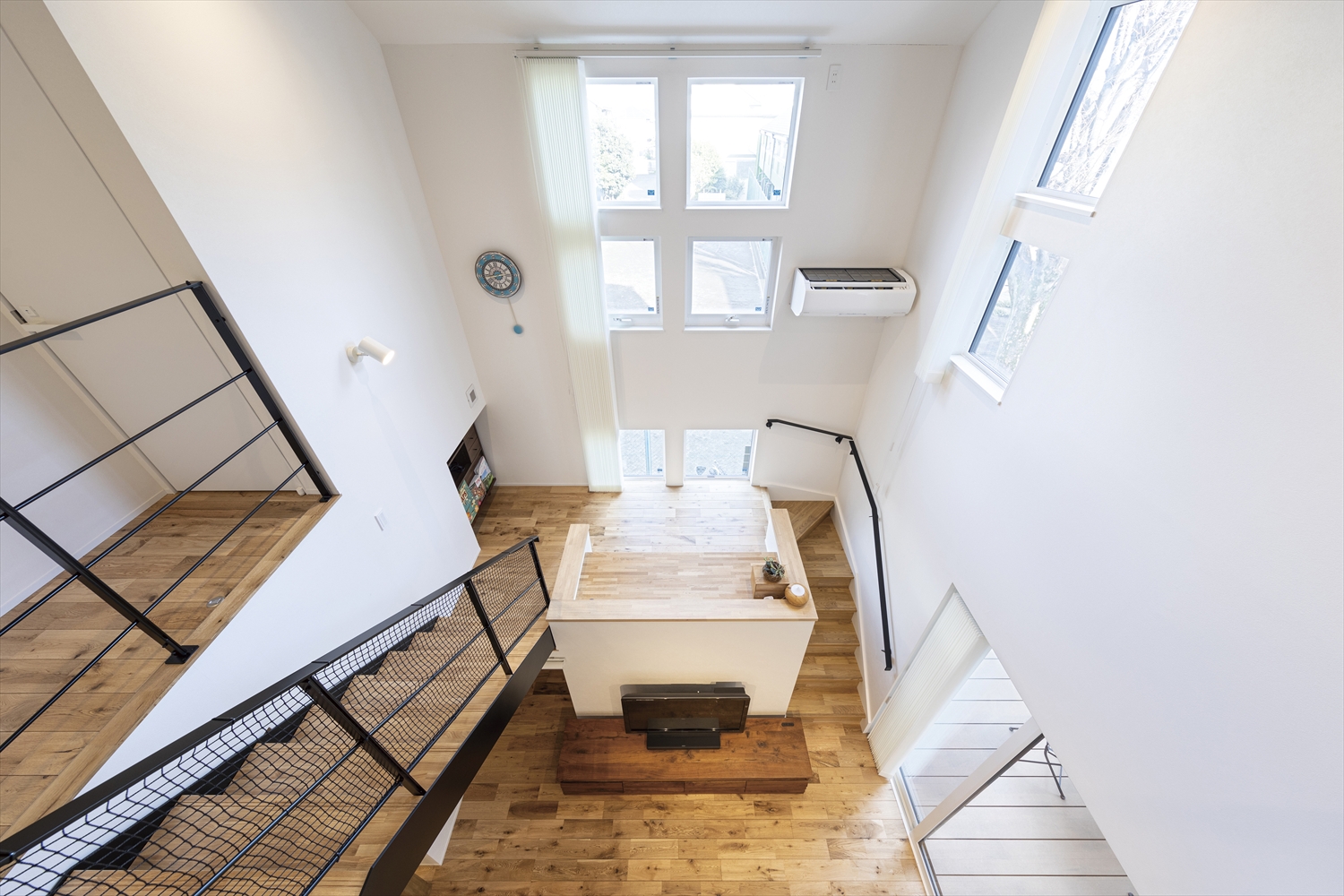 吹き抜けリビングを見下ろす視点｜高窓採光とスキップフロアのスタディカウンター（UA0.47・C0.28）