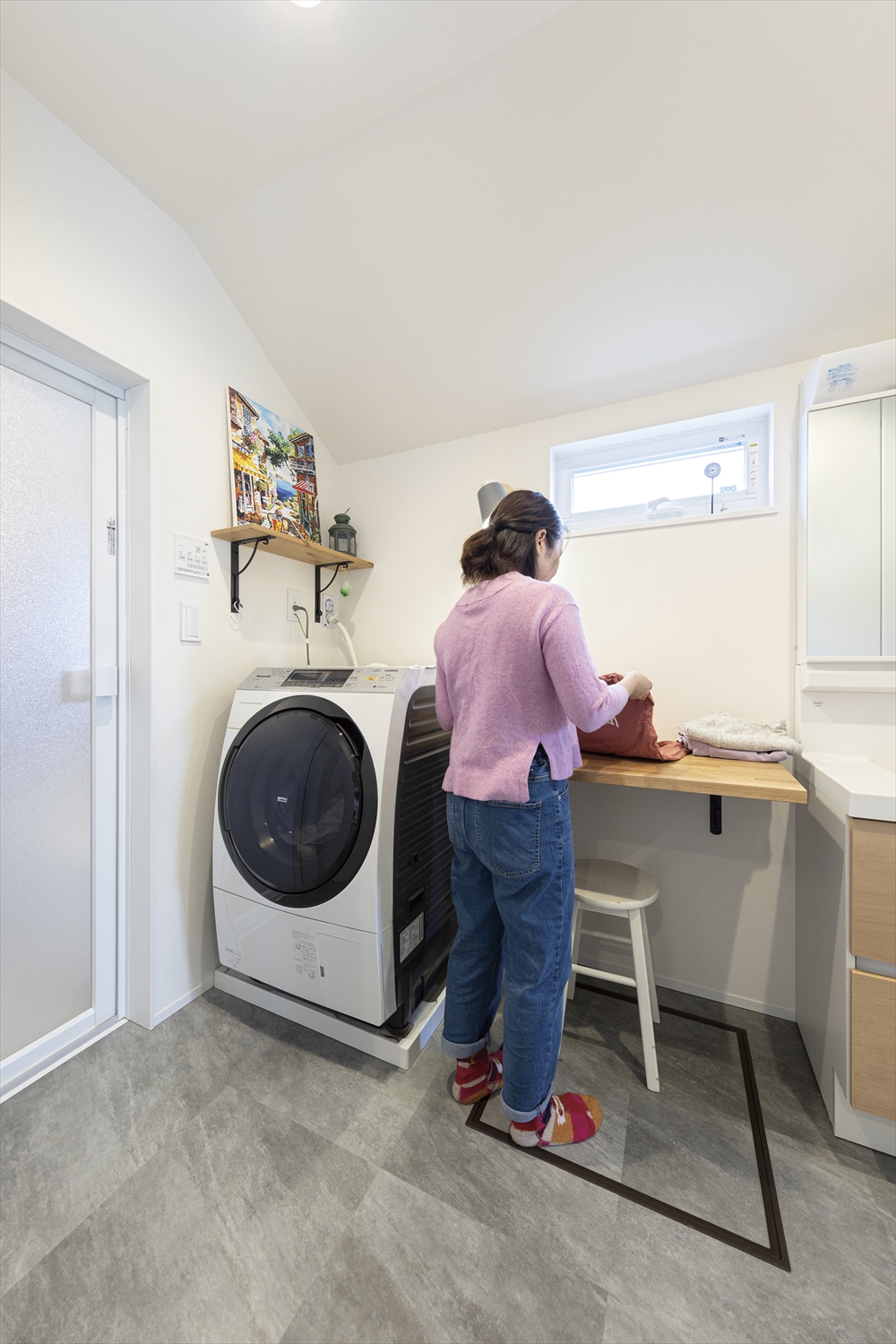 ランドリー室の造作カウンターと乾燥機置場｜家事デスク（UA0.47・C0.28）