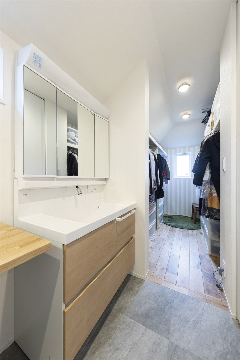 洗面とファミリークローゼット直結の回遊動線｜室内干し対応（UA0.47・C0.28）