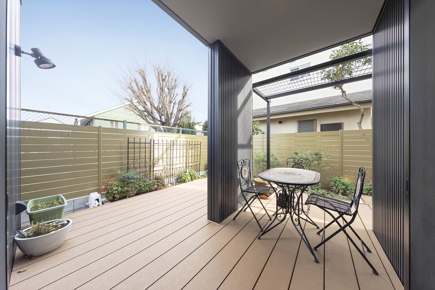 目隠しフェンス付きウッドデッキ｜LDK直結のセミアウトドア