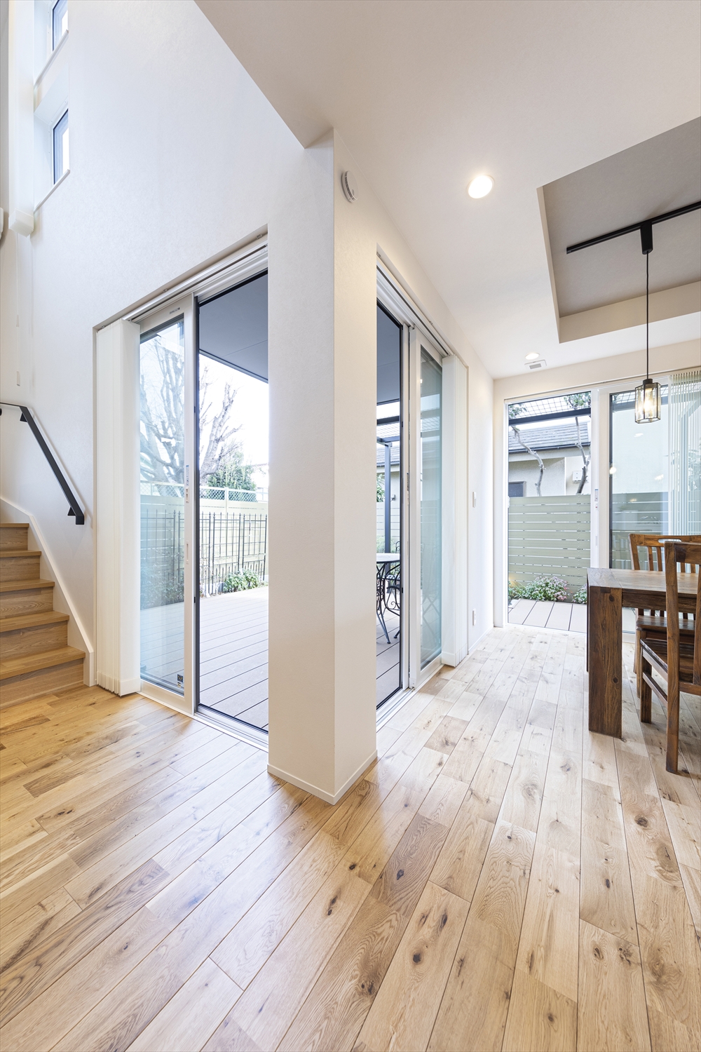 LDKとウッドデッキをつなぐ大開口｜内外一体の暮らし（UA0.47・C0.28）