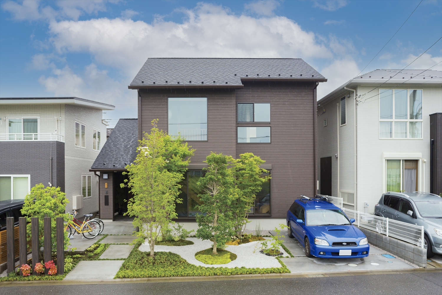 埼玉県飯能市W様邸 WELL+注文住宅の外観｜緑豊かな植栽と調和するダークブラウンのシンプルデザイン