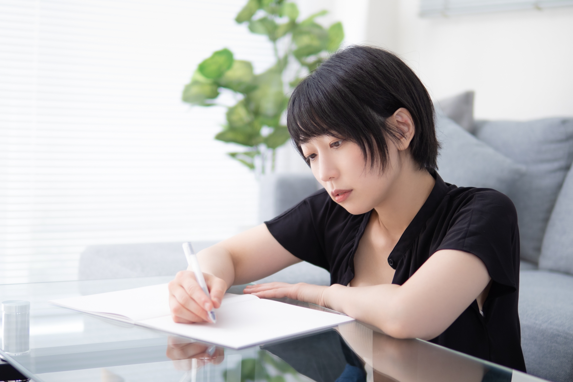 家づくりワークシート|優先順位ベスト8をまとめる女性